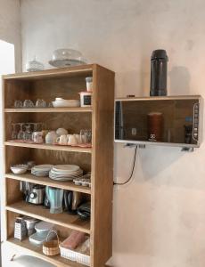 托兰克索Apto 1030的一个带餐具和微波炉的厨房架