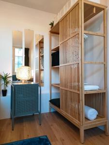 特鲁瓦L’Atmosphère | Centre-Ville Netflix | Mon Groom的一间设有木制书架和桌子的房间