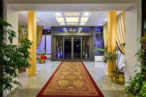 AltedoHOTEL PARADISO的走廊上地毯的建筑物入口