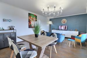 特鲁瓦Nid d'aigle - terrasse - vue ville - Mon Groom的厨房以及带桌椅的用餐室。