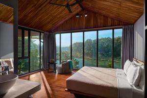 琅勃拉邦The Namkhan的一间卧室设有一张床和一个大窗户