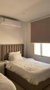 阿可贺巴Villa near Sunset Beach的一间卧室设有一张大床和一个窗户。