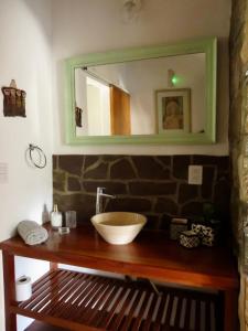 蒂尔卡拉La Nochera的一间带碗水槽和镜子的浴室