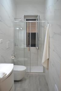 切萨雷奥港L' Isola di Bacco的带淋浴和卫生间的白色浴室