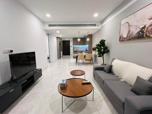 吉隆坡EATON RESIDENCE KLCC BY JD的客厅配有沙发和桌子