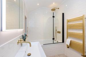 特威克纳姆Stunning 5BR Home, SW London, 5 min Twickenham St的带淋浴和盥洗盆的白色浴室