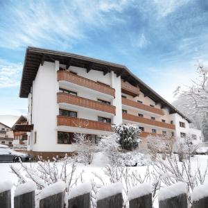 冬天的"Quality Hosts Arlberg" Hotel Garni Mössmer