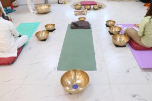 瑞诗凯诗Yoga Vairagyam Tapovan的一群人坐在地板上的瑜伽垫上