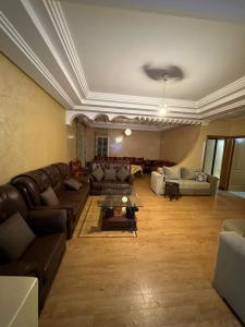 杰迪代Holikeys - El jadida - 2 Ch - Sidi Bouzid 001的带沙发和桌子的大客厅