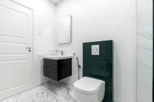 维尔纽斯Vilnius legends house APARTMENT I Best for families I Free parking的白色的浴室设有卫生间和水槽。