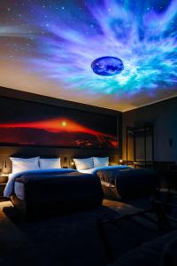 汉堡Sleephotels Cosmos的一张有地球壁画的房间的两张床