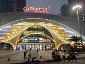 广州宜霖城际酒店(广州白云站国际单位店)的一座在晚上有灯光的建筑