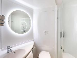 里斯本宜必思里斯本阿尔法莱基德酒店的白色的浴室设有水槽和镜子
