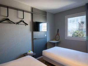 尼斯尼斯机场宜必思快捷酒店 的卧室配有白色的床和窗户。