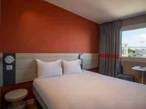 尼斯尼斯机场宜必思快捷酒店 的酒店客房设有床和窗户。