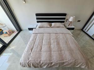 阿拉尼亚Konak Tower Seaside mahmutlar的一间卧室配有一张大床和黑色床头板
