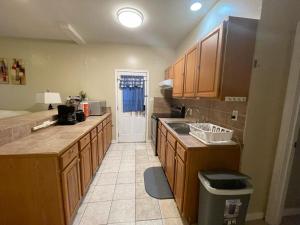 新奥尔良Cozy 3Bdr 2Bth 1st floor Unit的厨房配有木制橱柜、水槽和门