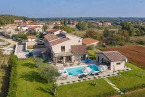 罗波里卡Villa Mattuzzi in Central Istria with large garden, kids playground and whirlpool的享有带游泳池的房屋的空中景致
