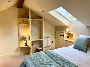 肯德尔Helm Mount Lodge & Cottages的一间卧室配有一张床和天窗