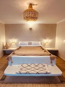 米勒福特Amazigh Home的一间卧室配有一张大床和一个吊灯。