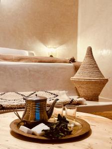 米勒福特Amazigh Home的卧室内的茶具,带一张床