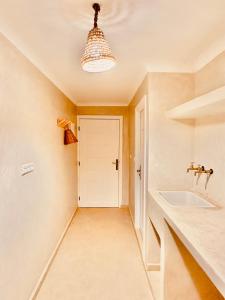 米勒福特Amazigh Home的一间带水槽和白色门的浴室