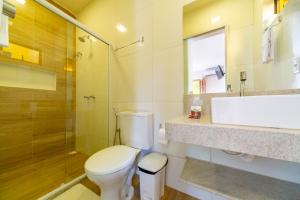 伊塔齐米林Pousada Tropicarim的浴室配有卫生间、淋浴和盥洗盆。