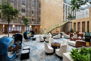 济南济南鲁能贵和洲际酒店的酒店大堂设有滑梯、椅子和桌子