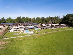 塞格PANORAMA Allgäu Spa Resort的享有度假村的空中景致,拥有大型绿地