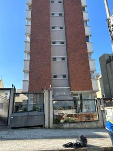 库里提巴Mi casa Su Casa Apartment Studio 1 a 4 pessoas的一座大型砖砌建筑,前面设有玻璃门