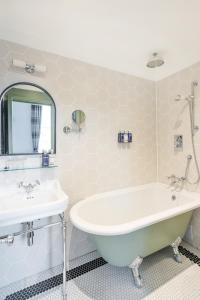 布里斯托布里斯托尔伯克利广场酒店的带浴缸和盥洗盆的浴室