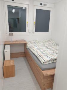 弗拉塔赫Gletscher-Trail Hostel的一间小卧室,配有床和窗户