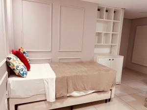 若昂佩索阿Flat Beira Mar de Tambaú apto 206的一间卧室设有一张床和一个书架