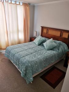 科金博Condominio Costamar的一间卧室配有一张带绿色棉被的床