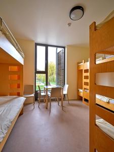 埃希特纳赫埃希特纳赫青年旅社的一间卧室配有双层床和桌椅