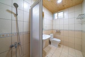 吉安晨晓家民宿的浴室配有卫生间、淋浴和盥洗盆。
