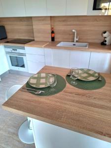 Playas de VeraVera Sol y Mar - Naturist Zone的厨房配有带2个盘子和玻璃杯的桌子