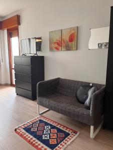 Casa Udine Charme 5 posti letto的带沙发和地毯的客厅