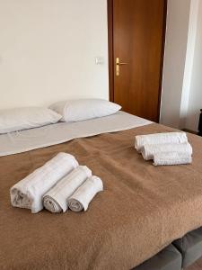 Casa Udine Charme 5 posti letto的床上有三条毛巾