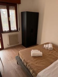 Casa Udine Charme 5 posti letto的一间卧室配有带毛巾的床