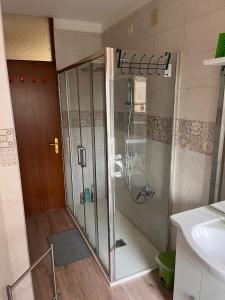 Casa Udine Charme 5 posti letto的浴室里设有玻璃门淋浴