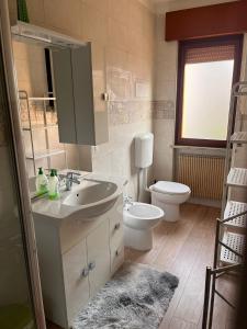 Casa Udine Charme 5 posti letto的一间带水槽和卫生间的浴室