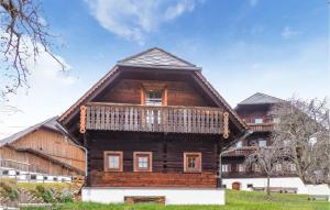 菲施巴赫Pet Friendly Home In Fischbach With House A Panoramic View的一间木房子,设有 ⁇ 盖屋顶