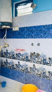 布什格尔GUEST HOUSE INN的浴室拥有蓝色和白色的瓷砖墙