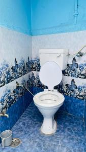 布什格尔GUEST HOUSE INN的蓝色客房内的白色卫生间浴室