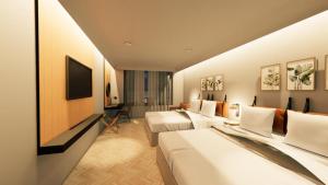 勒克瑙Vintclub Resort的酒店客房设有两张床和电视。
