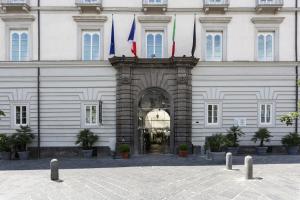 那不勒斯Palazzo Caracciolo Naples的前面有旗帜的白色建筑