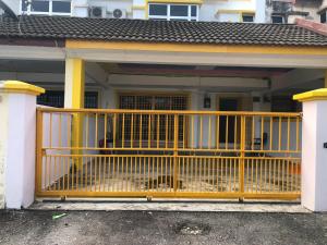 金宝Padusi Homestay的房屋前的黄色门