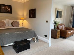 巴恩斯特珀尔No 22的一间卧室配有一张床、一张沙发和一把椅子