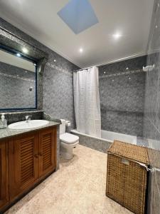 阿雷西费Casa Cielo的浴室配有盥洗盆、卫生间和浴缸。